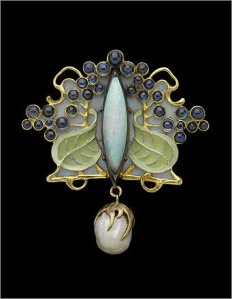 Broche avec une opale et de nacre, vers 1900.  Louis Zorra (peut-être né en Italie et travaille à Paris, dates inconnues). Or, argent, émail, verre saphir, opale et perle.
